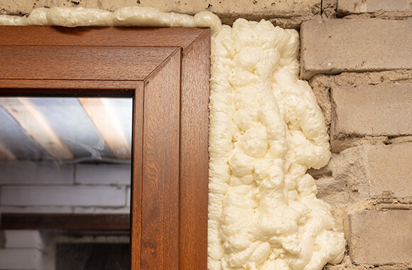 Installation and insulation of doors and windows in cold weather