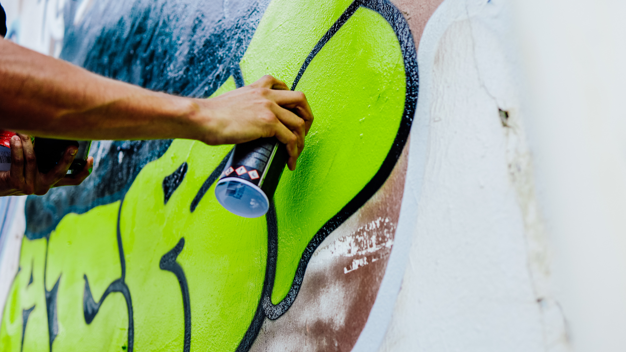 aerosol sprays paint